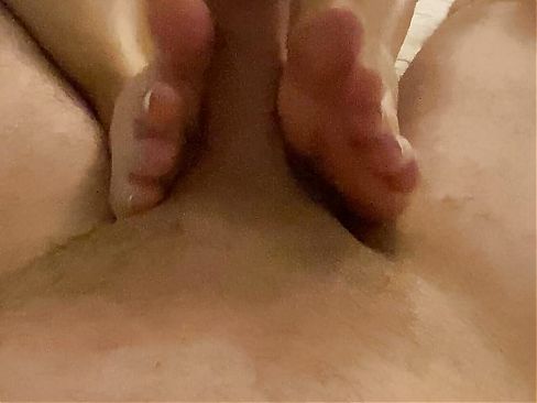Wife gives 1st foot job